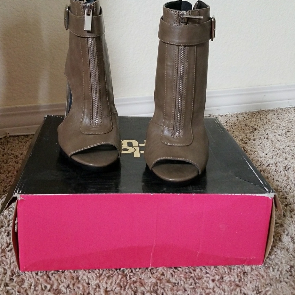 Brand new heeled bootie